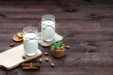 Badem sütü, badem ile masada iki bardak. Metin için yer.