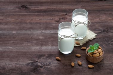 Badem sütü, badem ile masada iki bardak. Metin için yer.