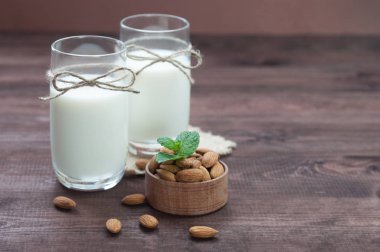 Badem sütü, badem ile masada iki bardak.