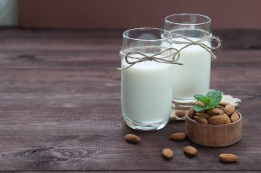 Badem sütü, badem ile masada iki bardak.
