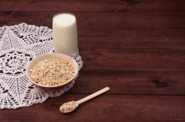 Yulaf ezmesi süt, kase yulaf ezmesi ahşap masa üzerinde. Sağlıklı yaşam. 