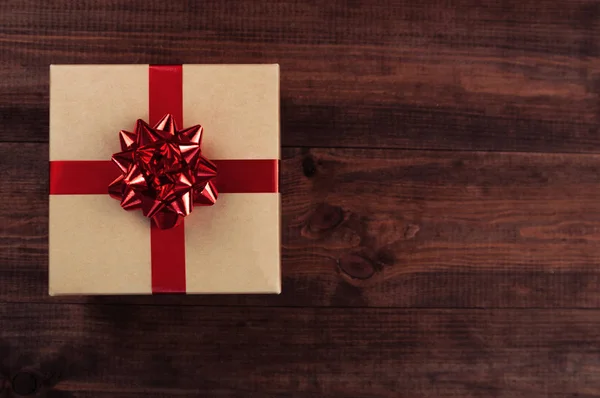 Regalo Navidad Con Lazo Mesa Madera —  Fotos de Stock