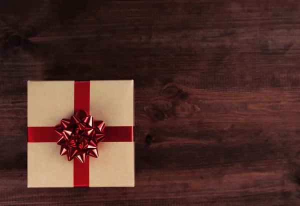 Regalo Navidad Con Lazo Mesa Madera —  Fotos de Stock