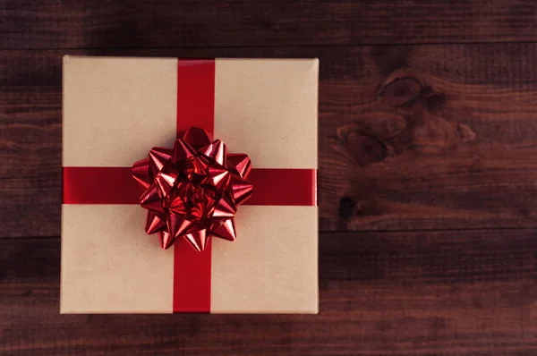 Regalo Navidad Con Lazo Mesa Madera —  Fotos de Stock