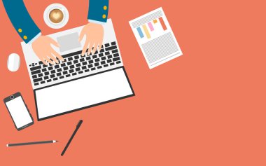 Serbest çalışma alanı üstten görünüm. Dizüstü bilgisayar, kağıtları, notlar, cep telefonu ve fincan kahve. Dizüstü bilgisayarda çalışan eller mans. Metin için yer. 