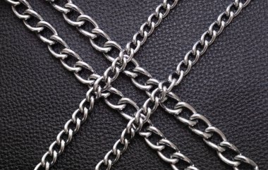 Lüks siyah deri doku metal gümüş zincirler.