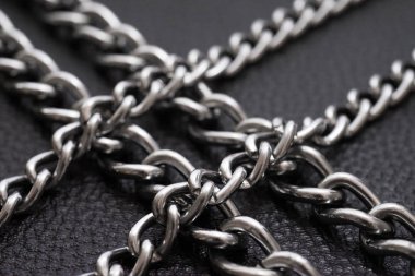 Lüks siyah deri doku metal gümüş zincirler.