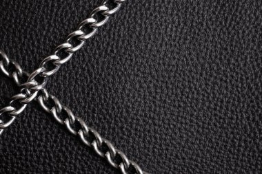 Lüks siyah deri doku metal gümüş zincirler.