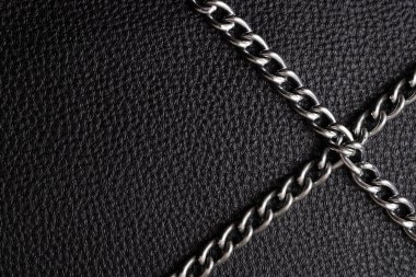 Lüks siyah deri doku metal gümüş zincirler.