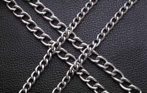 Kovové Stříbrné Řetízky Luxusní Černé Kůže Textury — Stock fotografie
