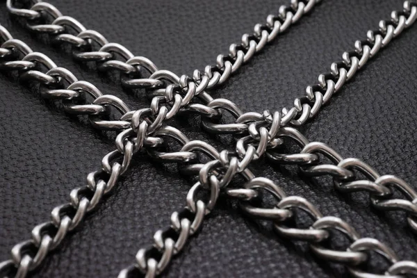 豪华黑色皮革质地的金属银链 — 图库照片
