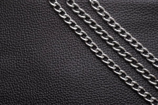 Silberne Metallketten Auf Luxuriösem Schwarzem Leder — Stockfoto