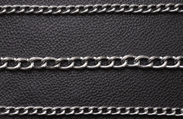 Silberne Metallketten Auf Luxuriösem Schwarzem Leder — Stockfoto