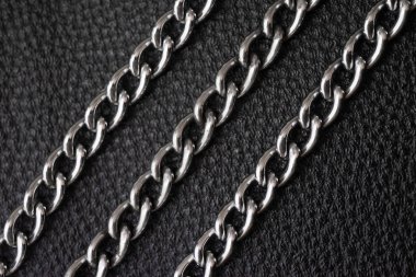 Lüks siyah deri doku metal gümüş zincirler.