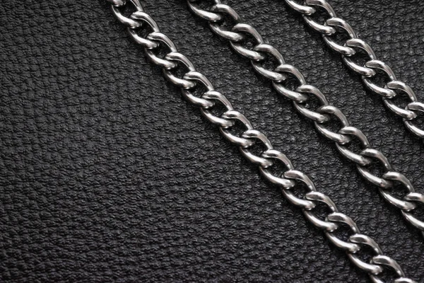 Lüks Siyah Deri Doku Metal Gümüş Zincirler — Stok fotoğraf