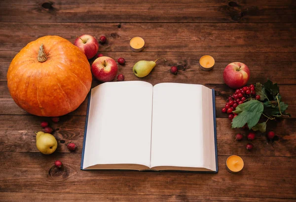 Pohled Shora Podzimní Pracoviště Dýně Jablka Kniha Dřevěný Stůl — Stock fotografie