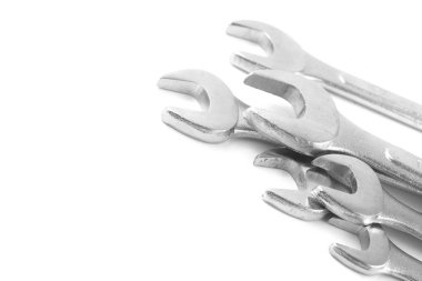 Somun anahtarları, beyaz bir arka plan üzerinde izole anahtarı, yakın çekim.