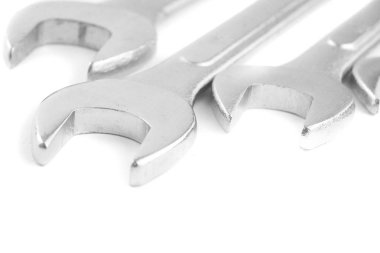 Somun anahtarları, beyaz bir arka plan üzerinde izole anahtarı, yakın çekim.