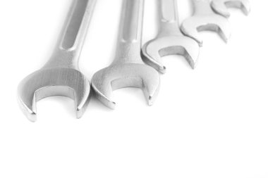 Somun anahtarları, beyaz bir arka plan üzerinde izole anahtarı, yakın çekim.