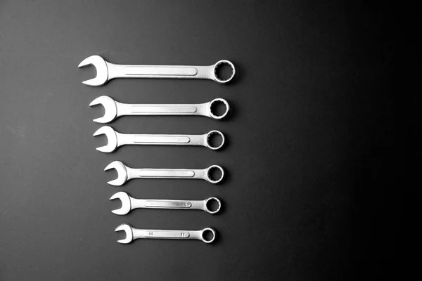 Schraubenschlüssel Auf Schwarzem Hintergrund Werkzeuge Zur Reparatur Schwarz Weiß Einfarbig — Stockfoto