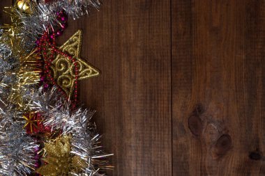 Kış arka plan ile süs eşyaları, ahşap masa üzerinde Noel süsleri.