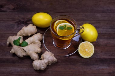 Zencefil çayı limon ve nane ahşap bir masa üzerinde. Sağlık kavramı. İçki zengin vitamin soğuk günlerde kış kez.