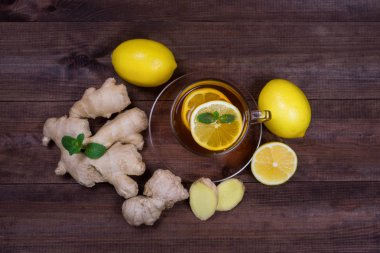 Zencefil çayı limon ve nane ahşap bir masa üzerinde. Sağlık kavramı. İçki zengin vitamin soğuk günlerde kış kez.