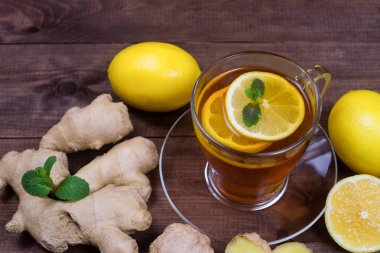 Zencefil çayı limon ve nane ahşap bir masa üzerinde. Sağlık kavramı. İçki zengin vitamin soğuk günlerde kış kez.