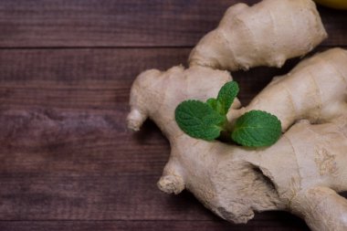 Zencefil çayı limon ve nane ahşap bir masa üzerinde. Sağlık kavramı. İçki zengin vitamin soğuk günlerde kış kez.