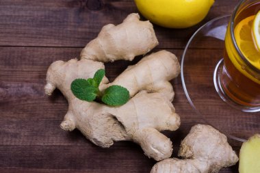 Zencefil çayı limon ve nane ahşap bir masa üzerinde. Sağlık kavramı. İçki zengin vitamin soğuk günlerde kış kez.