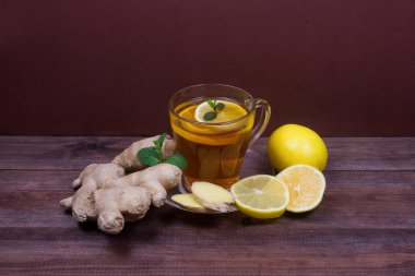 Zencefil çayı limon ve nane ahşap bir masa üzerinde. Sağlık kavramı. İçki zengin vitamin soğuk günlerde kış kez.