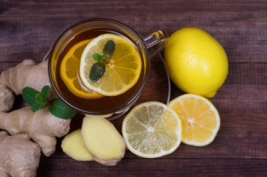 Zencefil çayı limon ve nane ahşap bir masa üzerinde. Sağlık kavramı. İçki zengin vitamin soğuk günlerde kış kez.