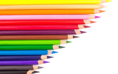 Beyaz arka planda izole edilmiş renkli kalemler. Kapatın.