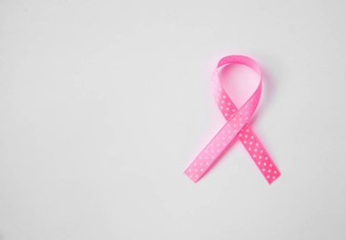 Pembe şerit, beyaz arka planda meme kanseri sembolü. Kanser Farkındalık ay.