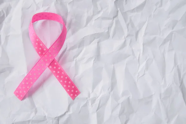 粉红色丝带 白色背景上乳腺癌的象征 癌症意识月 — 图库照片