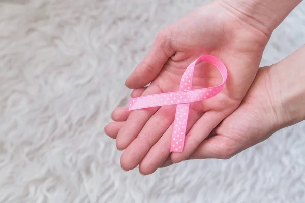 妇女手拿着粉红色丝带在白色背景 乳腺癌意识月 健康概念 — 图库照片