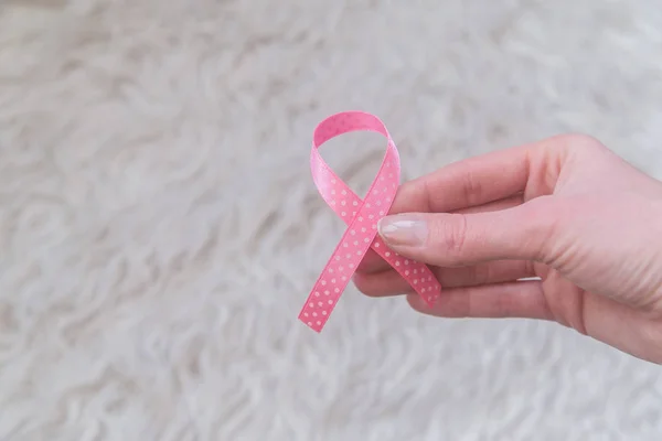妇女手拿着粉红色丝带在白色背景 乳腺癌意识月 健康概念 — 图库照片