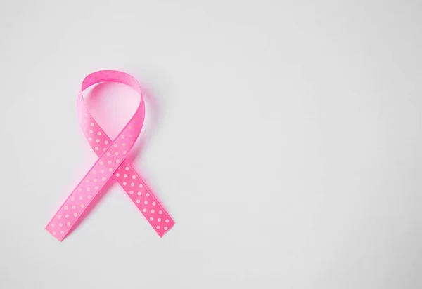 粉红色丝带 白色背景上乳腺癌的象征 癌症意识月 — 图库照片