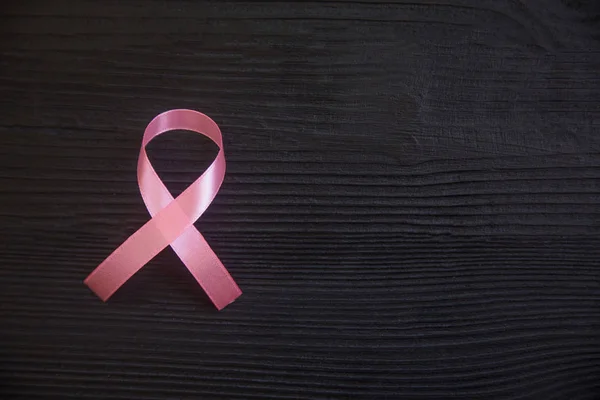 乳腺癌的粉红色丝带符号 癌症意识月 — 图库照片
