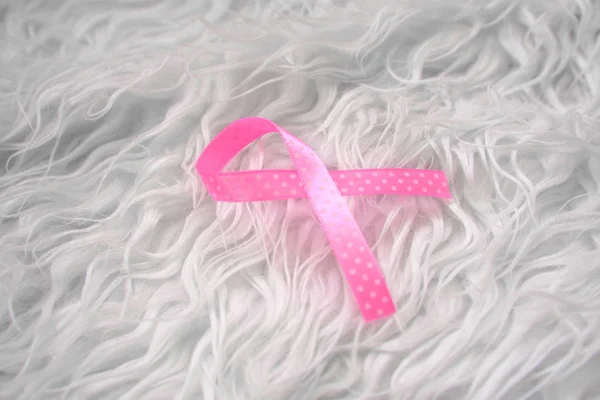 Różowa Wstążka Symbol Raka Piersi Zbliżenie — Zdjęcie stockowe