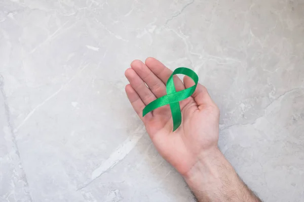 Hombre Sosteniendo Cinta Verde Cáncer Símbolo Linfoma Concepto Salud Medicina — Foto de Stock