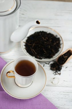 Ahşap beyaz masada Çaydanlık ve bardak. Aromatik siyah çay. Çay töreni kavramı, mola ve dinlenmek. 