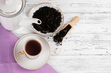 Ahşap beyaz masada Çaydanlık ve bardak. Aromatik siyah çay. Çay töreni kavramı, mola ve dinlenmek. 