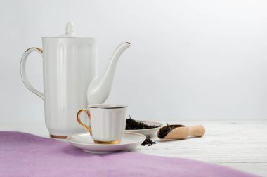 Ahşap beyaz masada Çaydanlık ve bardak. Aromatik siyah çay. Çay töreni kavramı, mola ve dinlenmek. 