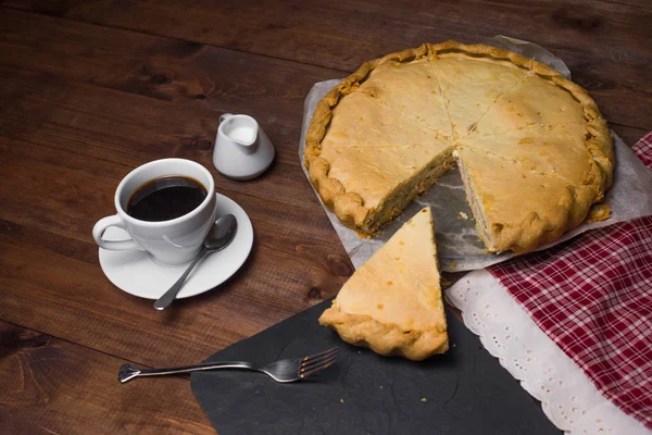 Velsmagende Tærte Med Kop Kaffe Brunt Træbord Fotos Fødevarer - Stock-foto