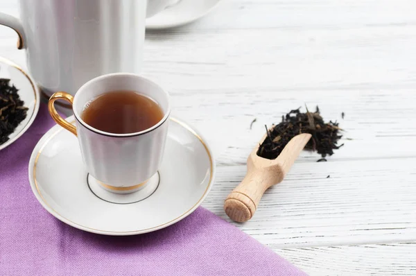 Ahşap Beyaz Masada Çaydanlık Bardak Aromatik Siyah Çay Çay Töreni — Stok fotoğraf