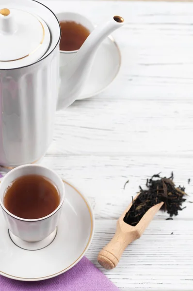 Ahşap Beyaz Masada Çaydanlık Bardak Aromatik Siyah Çay Çay Töreni — Stok fotoğraf