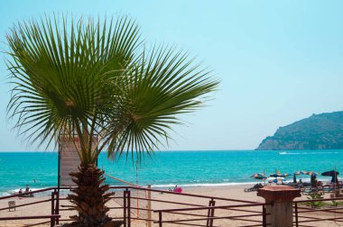 Alanya 'da turkuaz su ile güzel deniz kıyısı, Türkiye. Muhteşem yaz manzarası, doğa. 