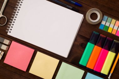 Okula geri dönelim. Kahverengi ahşap masa üzerinde okul malzemeleri.