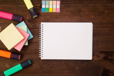 Okula geri dönelim. Kahverengi ahşap masa üzerinde okul malzemeleri.